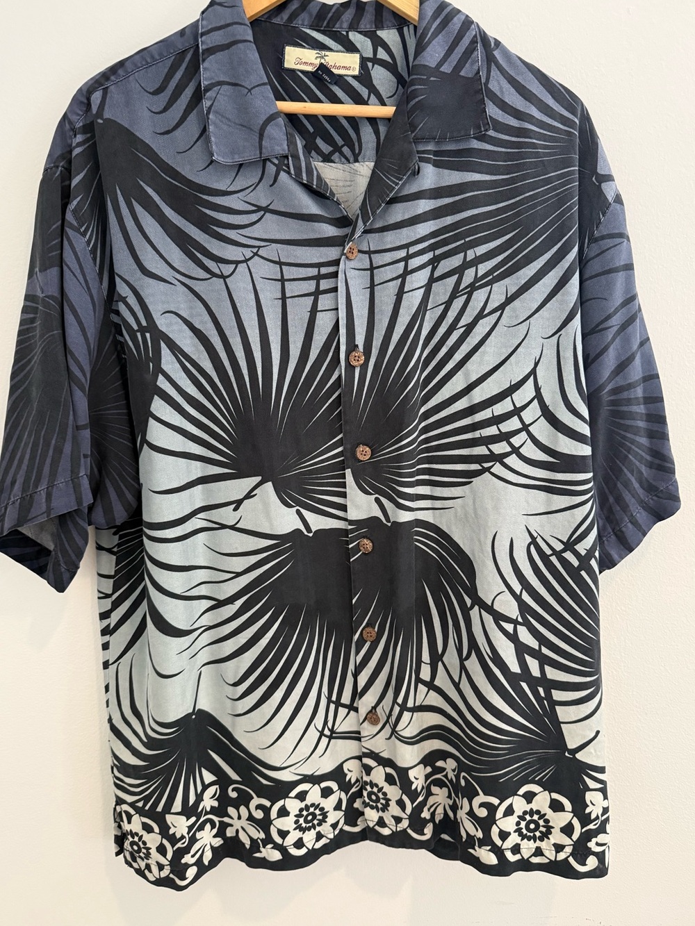 Tommy Bahama 100% Silk Hawaiian Shirt Gray Black Aloha Palm Print Men’s Large